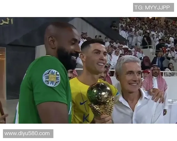 足球明星荣耀时刻捧奖杯的精彩瞬间回顾与分享